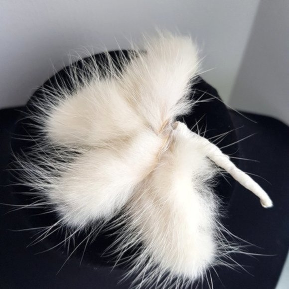 Vintage Jewelry - Vintage white fur brooch